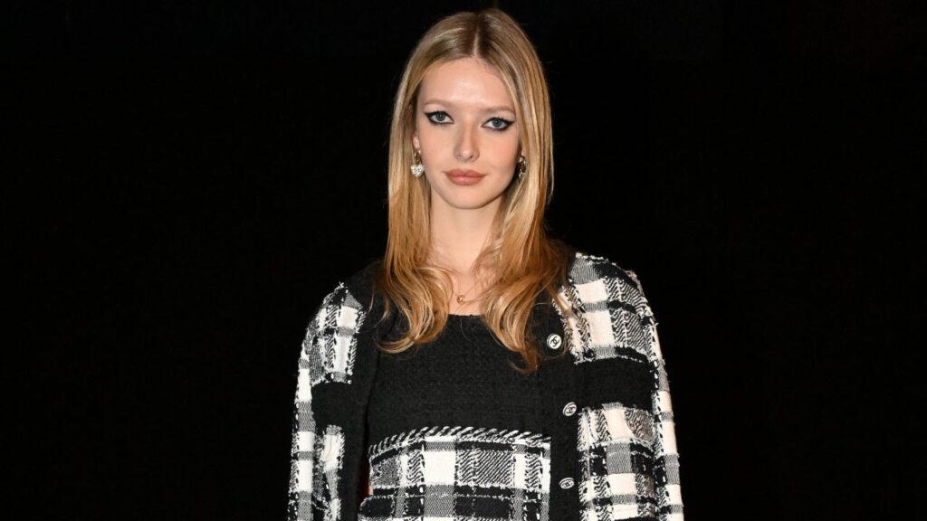 Gwyneth Paltrow’s Daughter Apple Martin Is a Stylish Teen During Paris Fashion Week Debut