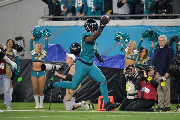 Fumble return TD clinches AFC South for Jags