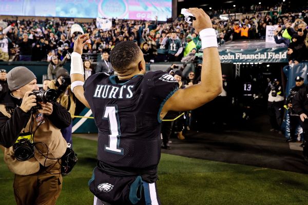 Hurts returns to deliver Eagles win, No. 1 seed