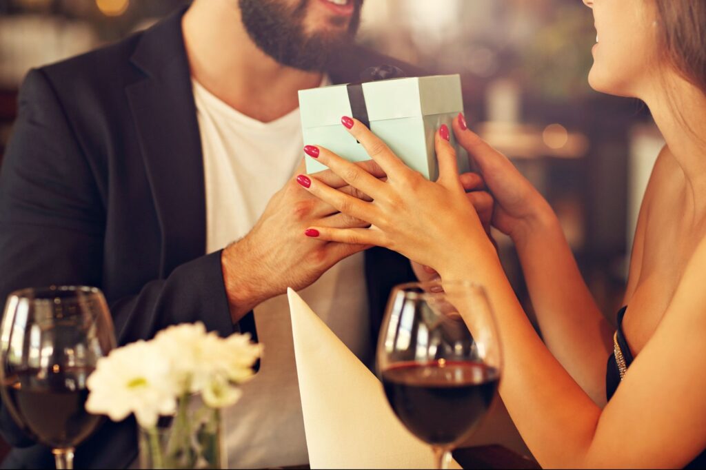 The Science of Valentine’s Day Gift- Giving: This Behavioral Economist Explains What Men and Women Really Want