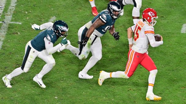 Mahomes magic, motion and a surprising run game: Here’s how the Chiefs came back to beat the Eagles