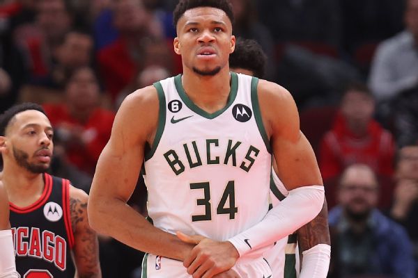 Giannis sprains right wrist at Bulls, exits early