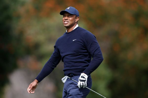 Woods finishes with 3 straight birdies at Genesis