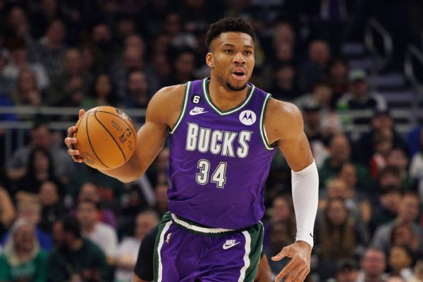 Giannis exits with knee injury, called day-to-day