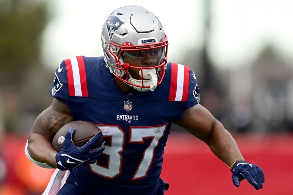 Source: Bills give ex-Pats RB Harris a 1-year deal