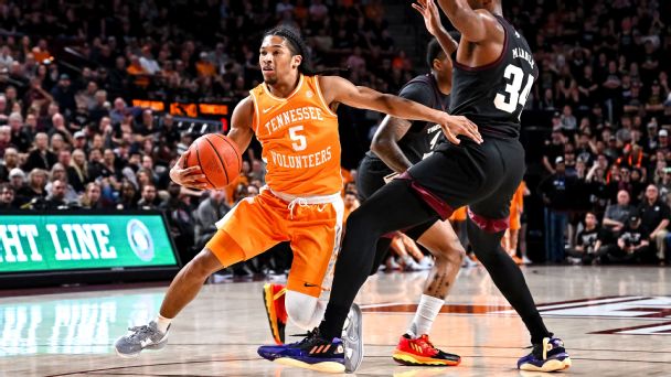 Follow live: Tennessee looks to avoid the upset in Sweet 16 matchup vs. Florida Atlantic