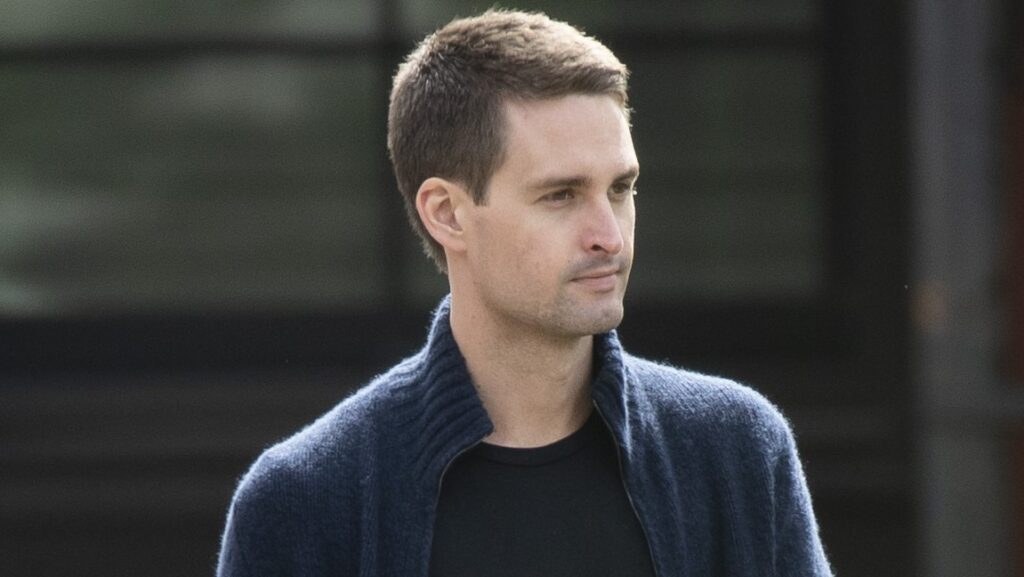 Snap Q1 Sales Fall 7% as Snapchat Users Tick Up to 383 Million, Stock Plummets