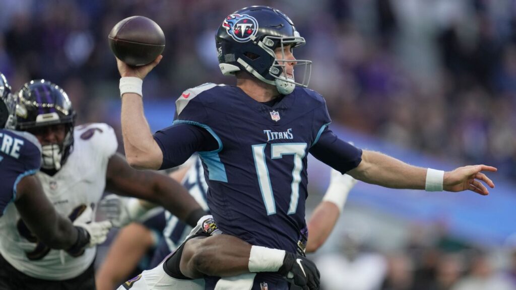 Titans’ Tannehill suffers ankle injury, carted off