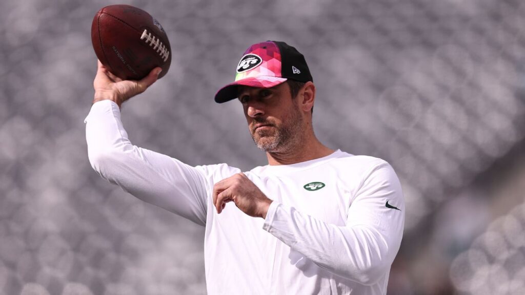 Jets’ Rodgers, sans crutches, throws in warmups