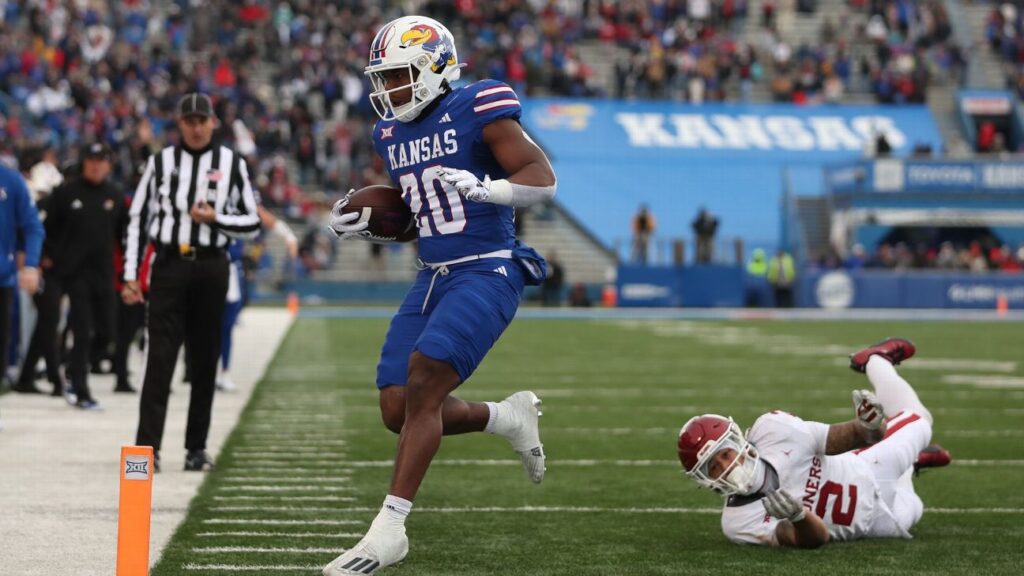 Kansas hands 1st loss to OU with last-minute TD