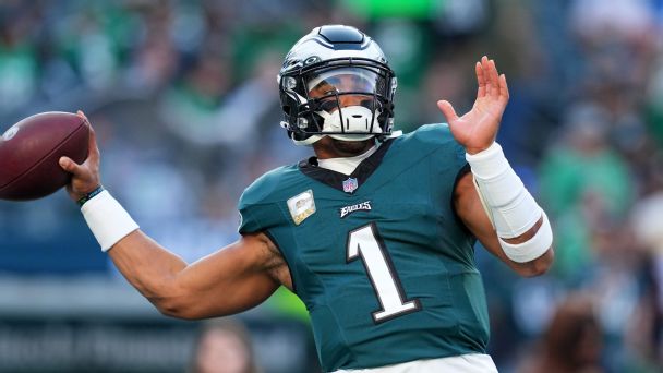 Eagles’ DeVonta Smith reels in Jalen Hurts’ pass for 29-yard TD