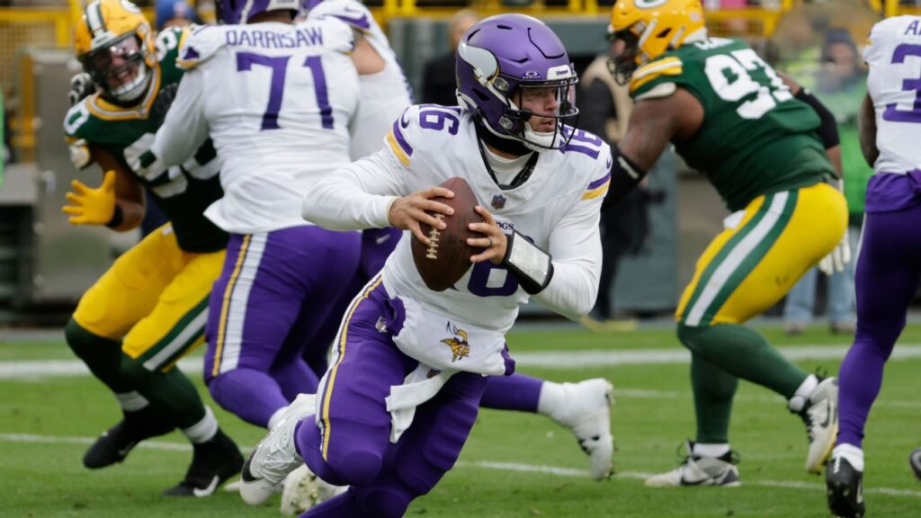 Vikings to start rookie QB Hall against Packers