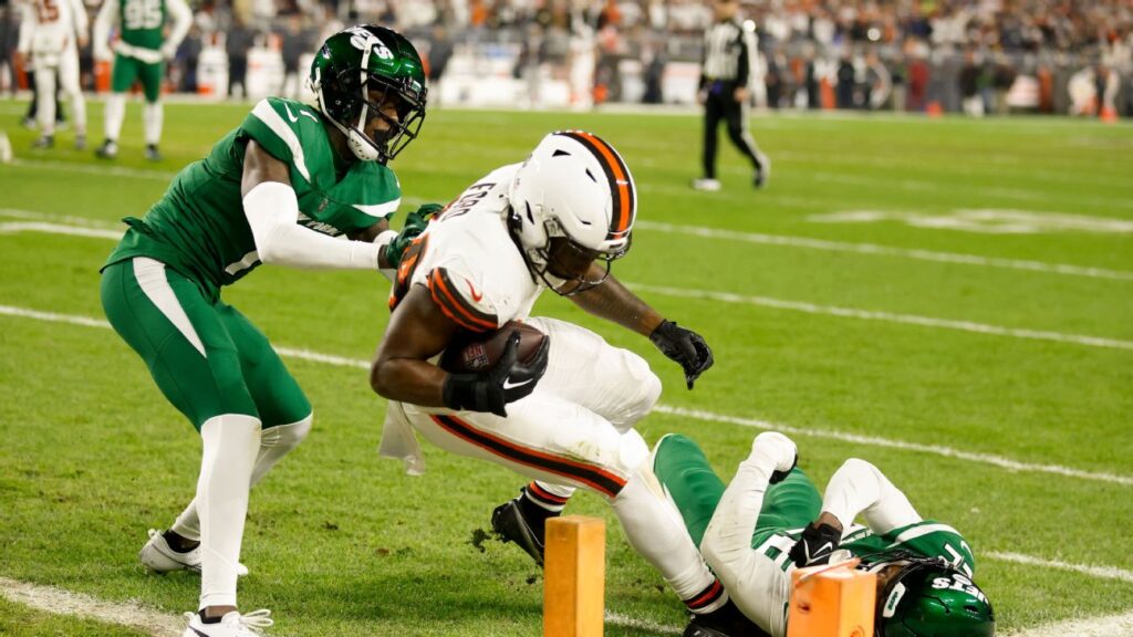 Browns display early offense with touchdowns by Ford, Hunt, pick-six