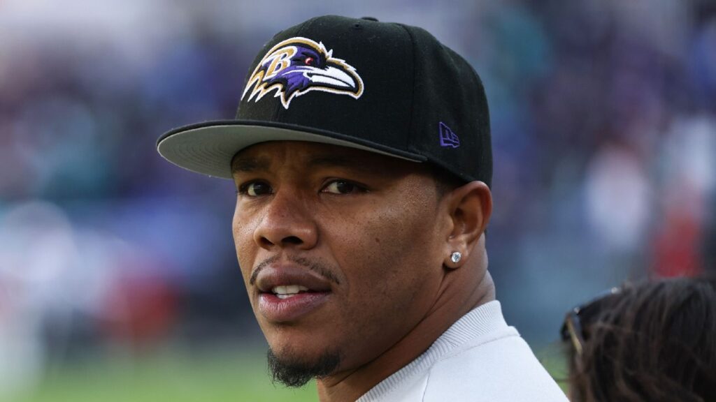 Ravens honor ex-RB Rice, cut in ’14, as ‘legend’