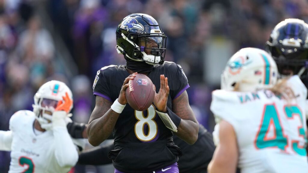 Lamar Jackson’s 3 first-half TDs put Ravens up vs. Dolphins