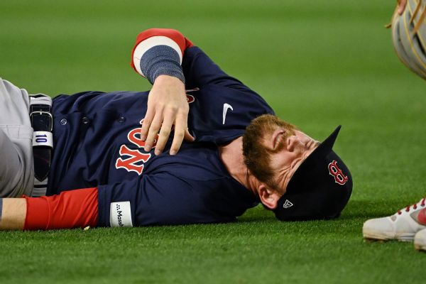 Story injured on diving stop, exits Red Sox game