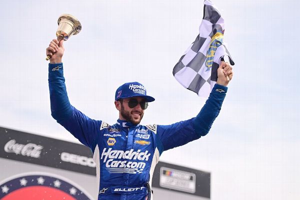 Elliott wins 1st Xfinity race since ’16 at Charlotte