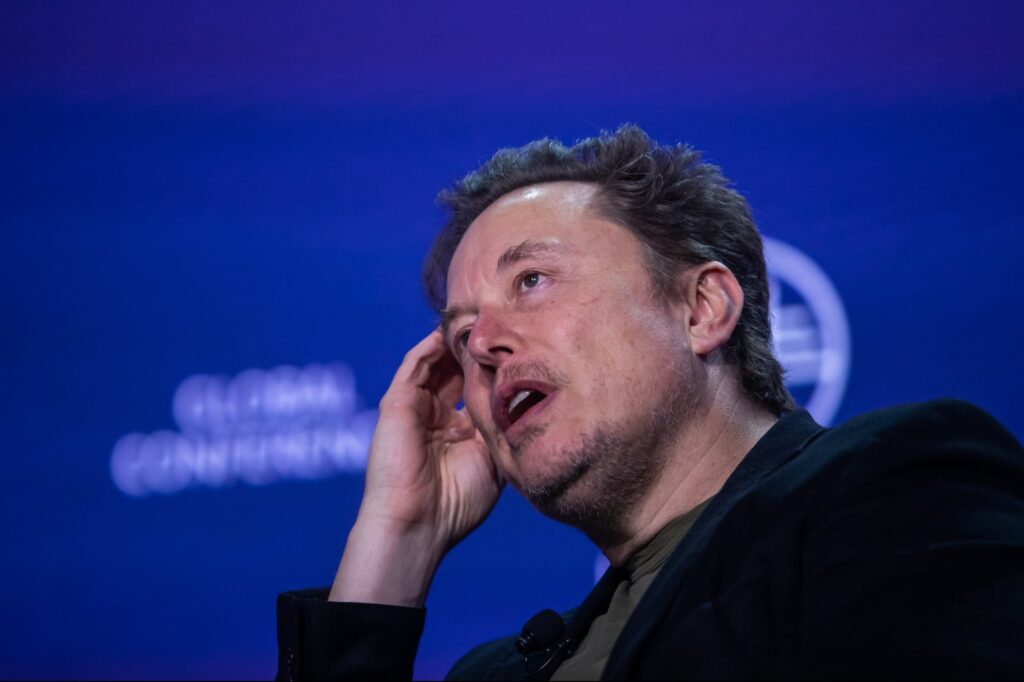 Elon Musk Threatens to Ban Employees from Using Apple Products, Says Will Lock Devices in ‘Cages’