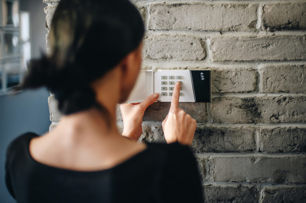 9 Things Home Security Experts Never, Ever Do When They Leave Their Homes