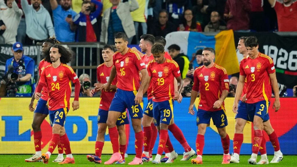 Spain into Euro knockouts with win over Italy